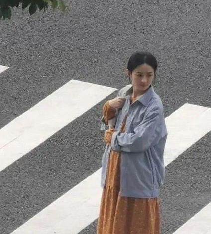 赵丽颖|赵丽颖无锡拍戏遭围堵拍照，工作人员见她面露不悦，打伞挡镜头