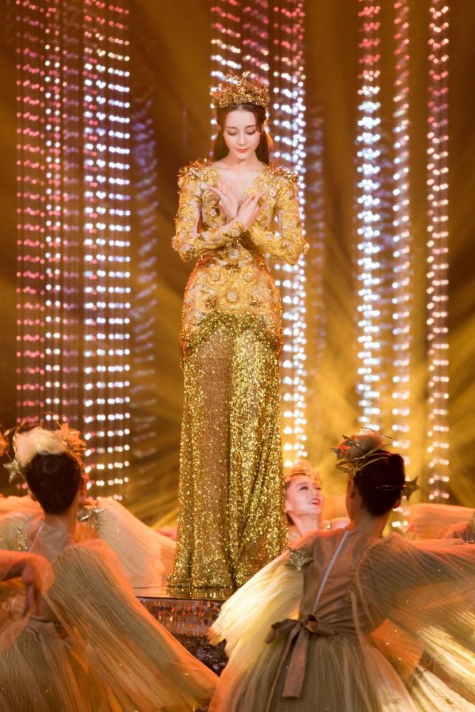 迪丽热巴|丑出新高度？新金鹰女神战袍像“一地鸡毛”，最美还是热巴赵丽颖