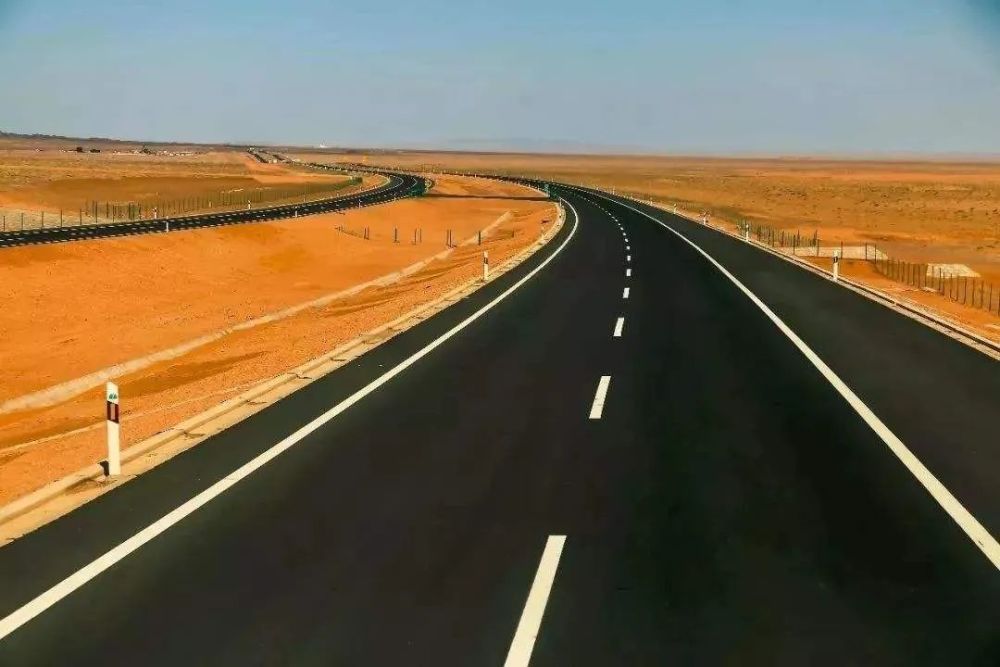 网络图片s21阿乌高速公路穿越古尔班通古特沙漠,准噶尔盆地,贯穿