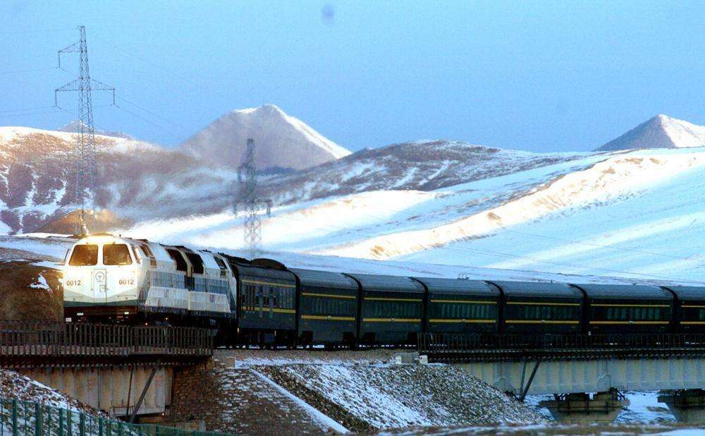 青藏铁路|为何中国的青藏铁路，跑的都是外国火车头？这回外国月亮真的圆