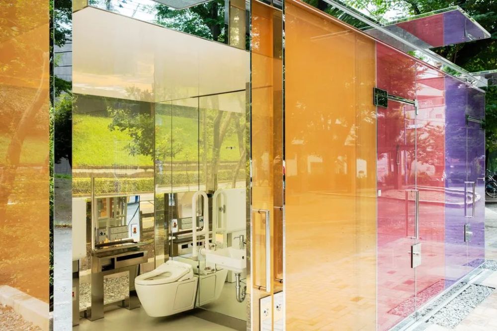 透明的设计基于对公厕清洁环境与使用安全性的考虑,完全透明的空间,既