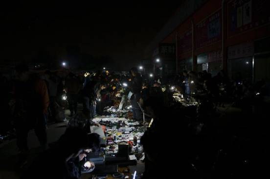 鬼市|凌晨三点的北京鬼市，太阳出来就消失，您敢去吗？
