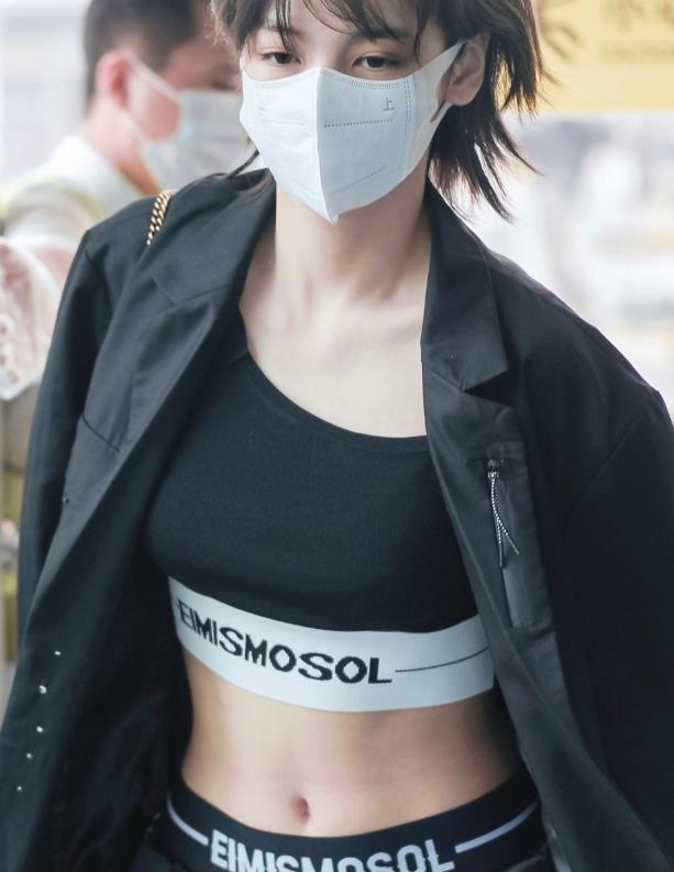 硬糖少女nene爆料赵粤身材好,看清赵粤的马甲线后,这身材我酸了