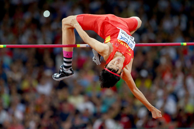 摸高3米82!退役名将张国伟展现惊人天赋,自称全网第一人