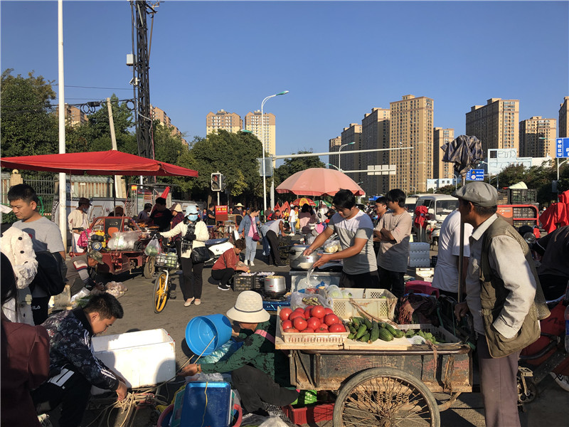 小区路口商贩扎堆摆摊 阻碍交通且卫生脏乱