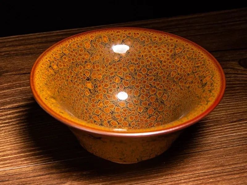 【杂色釉】最后一种是杂色釉建盏,它是很多釉色品种的偶然所得,是烧制