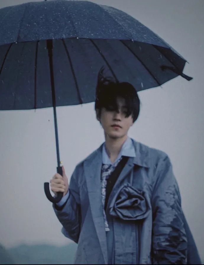 王俊凯|王俊凯自曝在工作室中的地位以及独特的称呼，团队风格有点严肃！