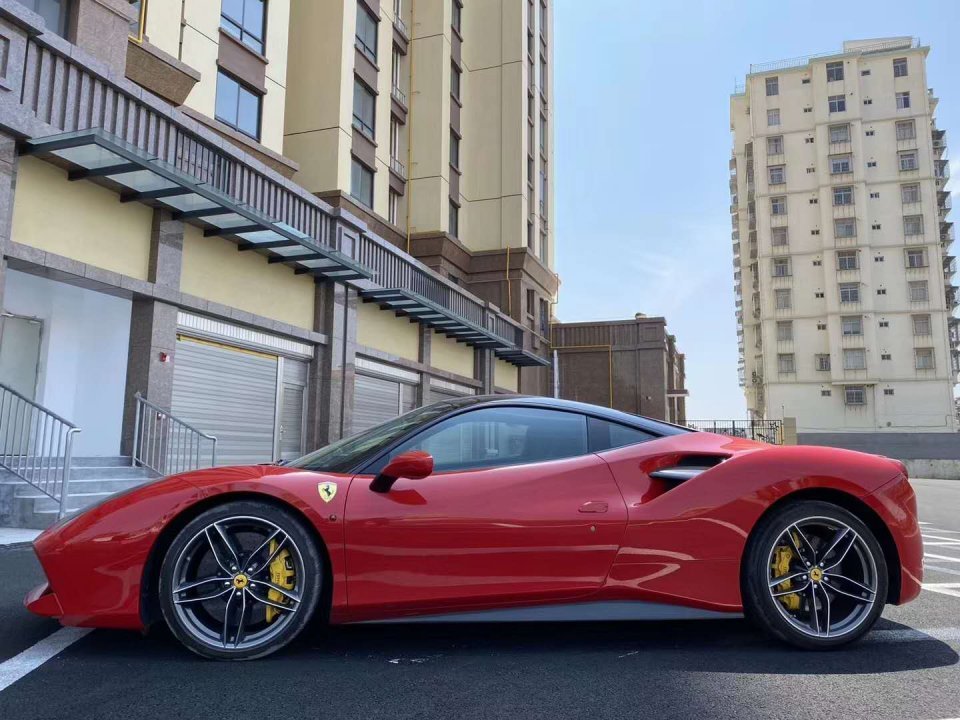 17款法拉利488售价118万圆润的尾灯采用了熏黑处理充满运动感