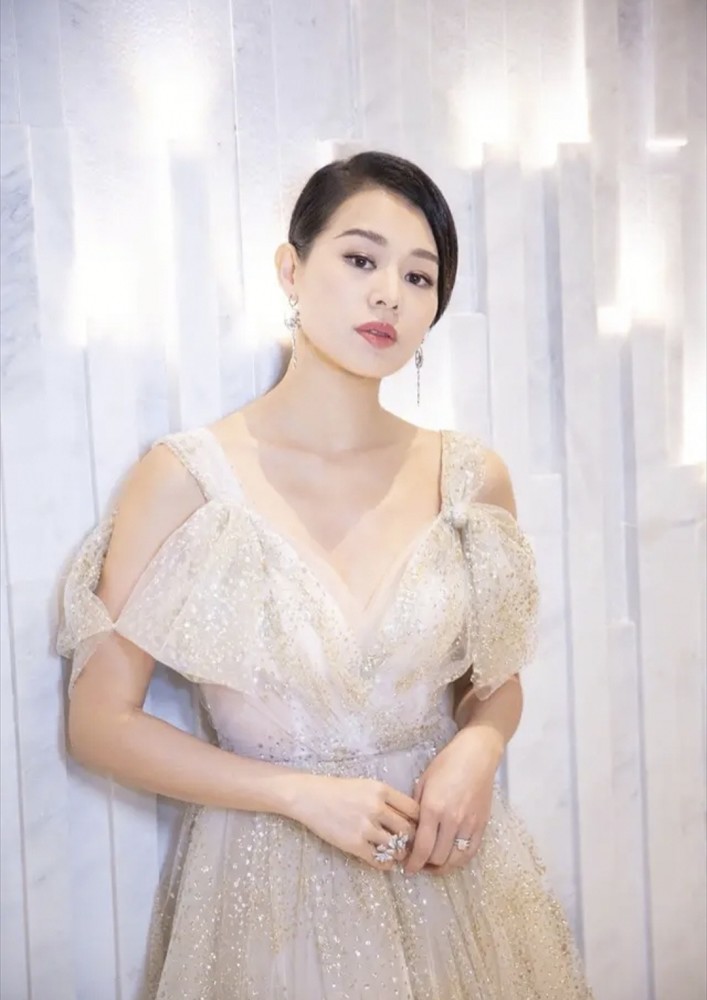 胡杏儿|陈凯歌一张S卡，让胡杏儿激动落泪，她凭什么得到肯定？