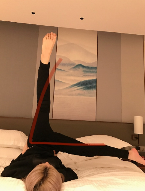 周扬青|周扬青为宣传新品超拼，躺床上摆love造型身体都快对折，柔韧度惊人