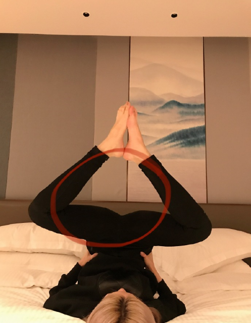 周扬青|周扬青为宣传新品超拼，躺床上摆love造型身体都快对折，柔韧度惊人