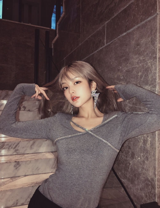 周扬青|周扬青为宣传新品超拼，躺床上摆love造型身体都快对折，柔韧度惊人