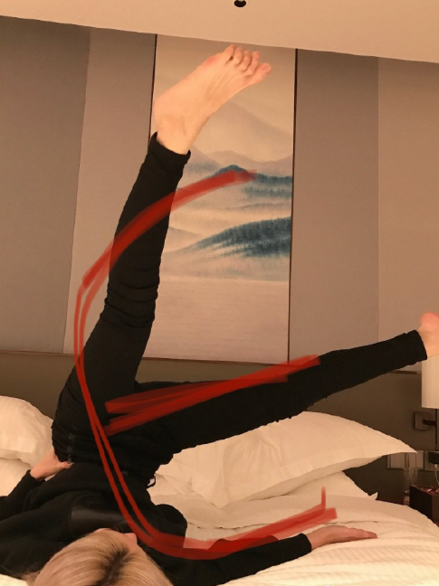 周扬青|周扬青为宣传新品超拼，躺床上摆love造型身体都快对折，柔韧度惊人