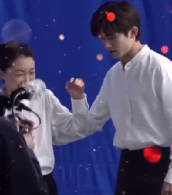 周冬雨|周冬雨没站稳被千玺一把搂住，谁注意他手放的位置？粉丝集体失恋了！