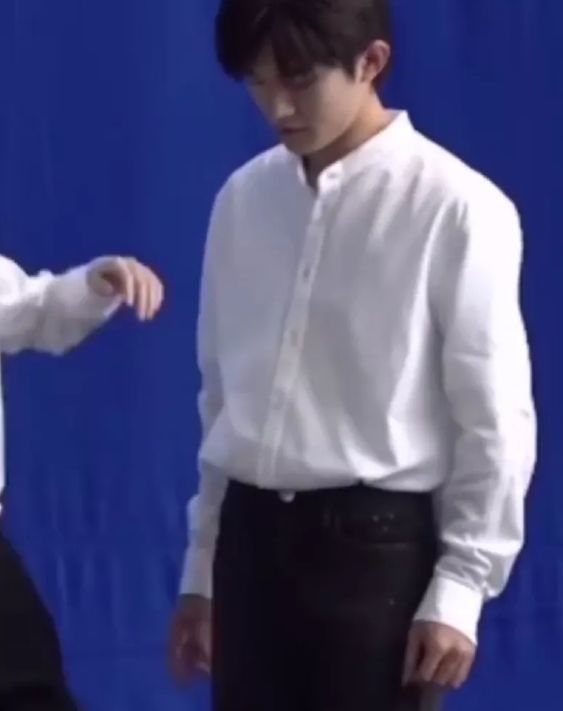 周冬雨|周冬雨没站稳被千玺一把搂住，谁注意他手放的位置？粉丝集体失恋了！