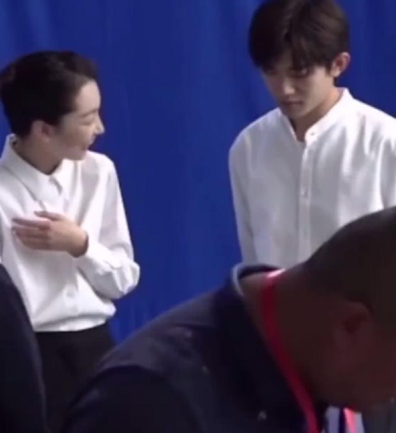 周冬雨|周冬雨没站稳被千玺一把搂住，谁注意他手放的位置？粉丝集体失恋了！