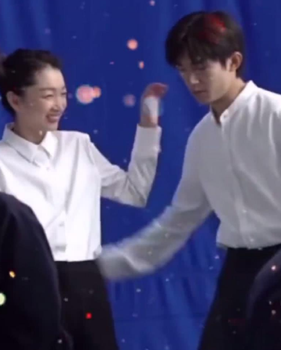 周冬雨|周冬雨没站稳被千玺一把搂住，谁注意他手放的位置？粉丝集体失恋了！