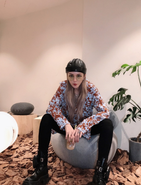 周扬青|周扬青为宣传新品超拼，躺床上摆love造型身体都快对折，柔韧度惊人