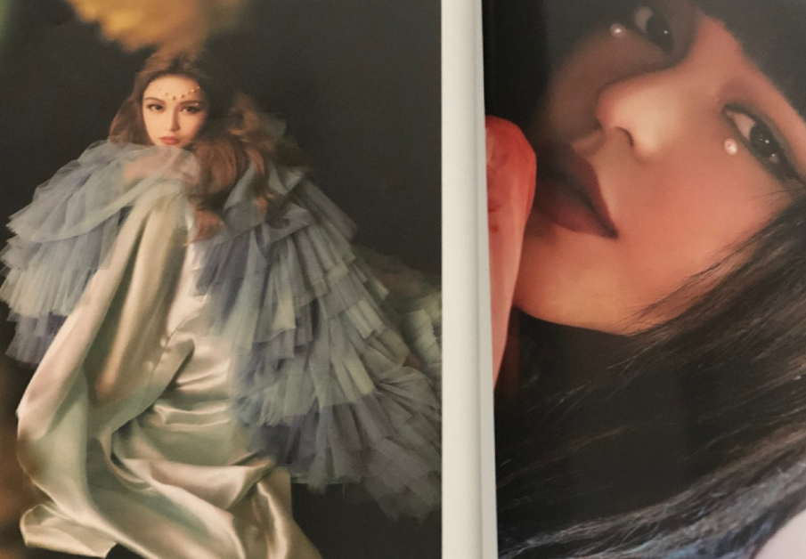 周扬青|周扬青为宣传新品超拼，躺床上摆love造型身体都快对折，柔韧度惊人