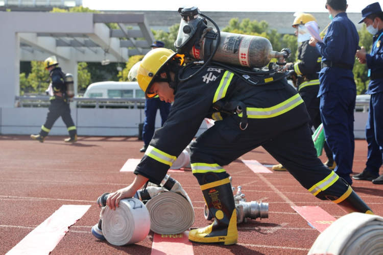 市消防救援總隊陳永勝副總隊長宣佈比武競賽開幕後,來自全市各企事業