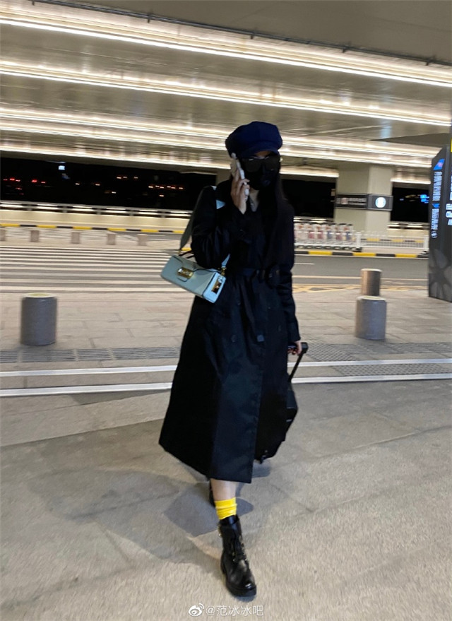 范冰冰|范冰冰现身北京机场，开启新工作旅程，穿黑色风衣气场十足