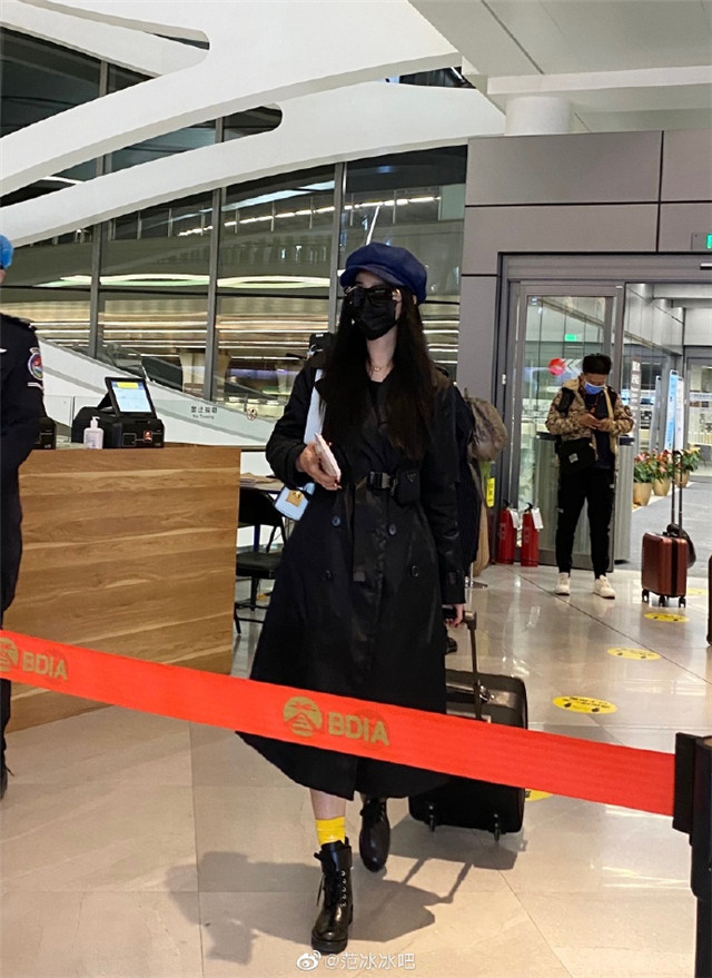 范冰冰|范冰冰现身北京机场，开启新工作旅程，穿黑色风衣气场十足