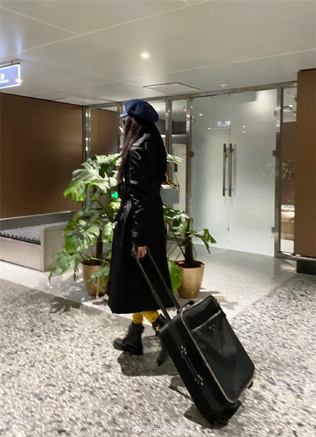 范冰冰|范冰冰现身北京机场，开启新工作旅程，穿黑色风衣气场十足