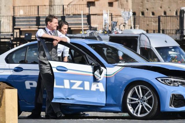 海莉·阿特维尔|碟中谍7最新片场照，58岁阿汤哥戴手铐，和美队女友拍追车戏