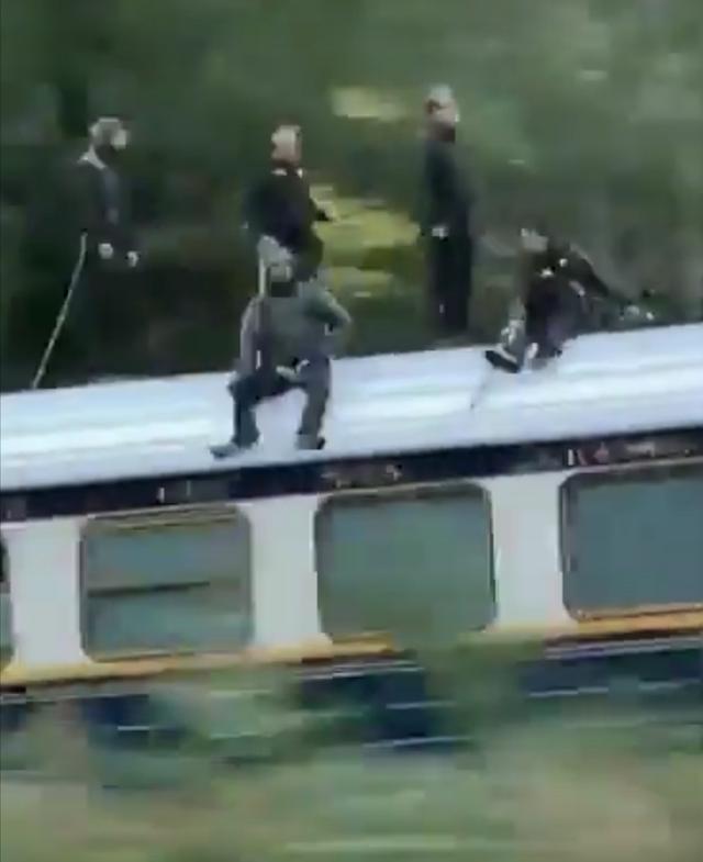 海莉·阿特维尔|碟中谍7最新片场照，58岁阿汤哥戴手铐，和美队女友拍追车戏