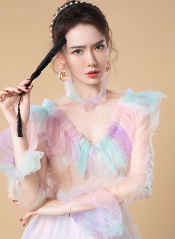 戚薇|戚薇“七彩透视裙”火了！薄薄一层贴在皮肤上，哪像个35岁的妈妈？