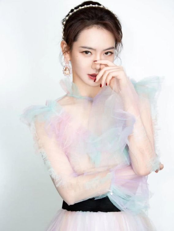 戚薇|戚薇“七彩透视裙”火了！薄薄一层贴在皮肤上，哪像个35岁的妈妈？