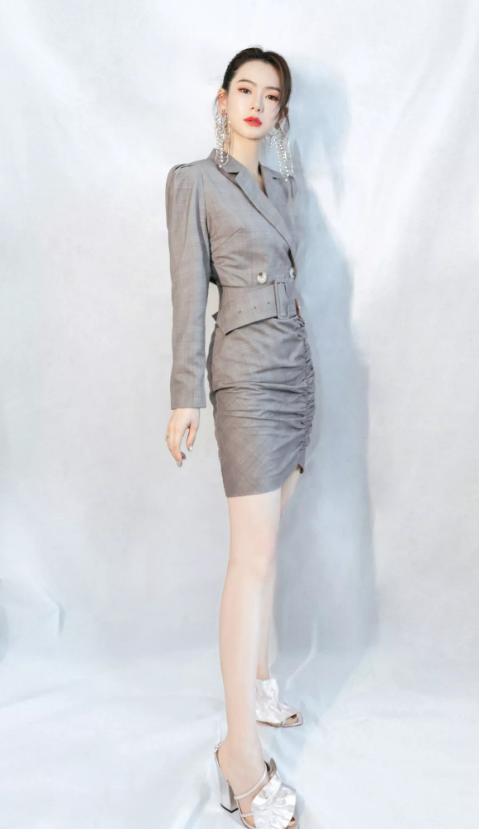 戚薇|戚薇“七彩透视裙”火了！薄薄一层贴在皮肤上，哪像个35岁的妈妈？