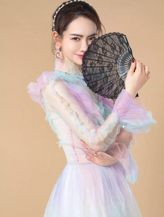 戚薇|戚薇“七彩透视裙”火了！薄薄一层贴在皮肤上，哪像个35岁的妈妈？