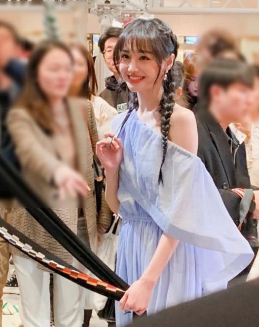 郑爽|郑爽“鼻子”整后颜值下滑？穿大露背逛商场被围观，未P生图五官太好看了！