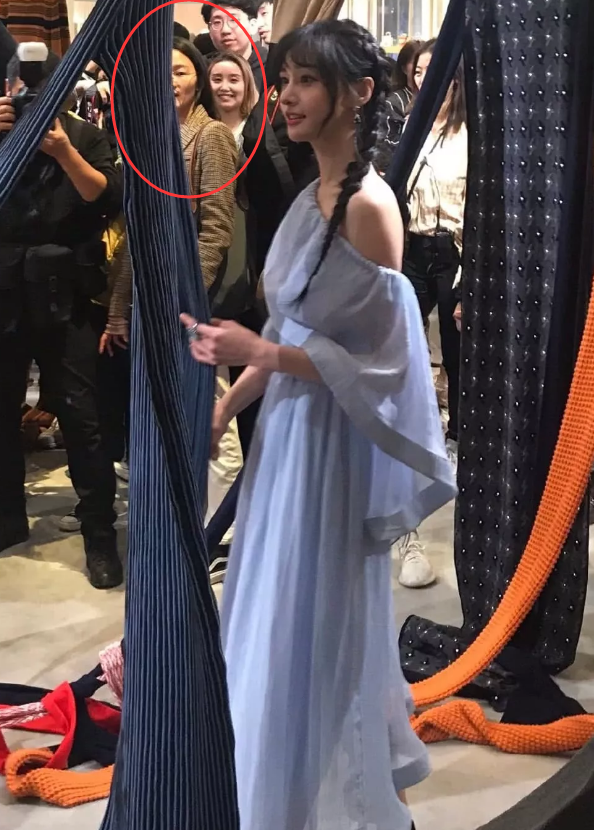 郑爽|郑爽“鼻子”整后颜值下滑？穿大露背逛商场被围观，未P生图五官太好看了！