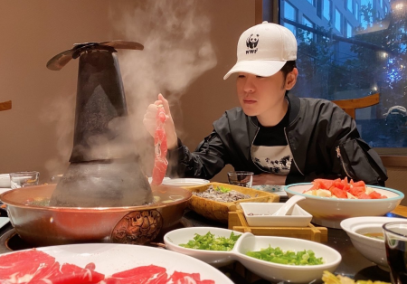 张云雷|张云雷新EP《牵挂》大卖，与粉丝互动欢乐多，吃铜锅涮肉庆祝