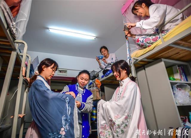 的鲁健恒和师存予初中同年级,高中同班级武汉音乐学院2栋308舞蹈系