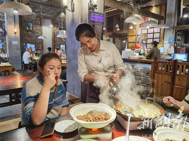 赵晴|服务员热心送餐，一家人千里致谢