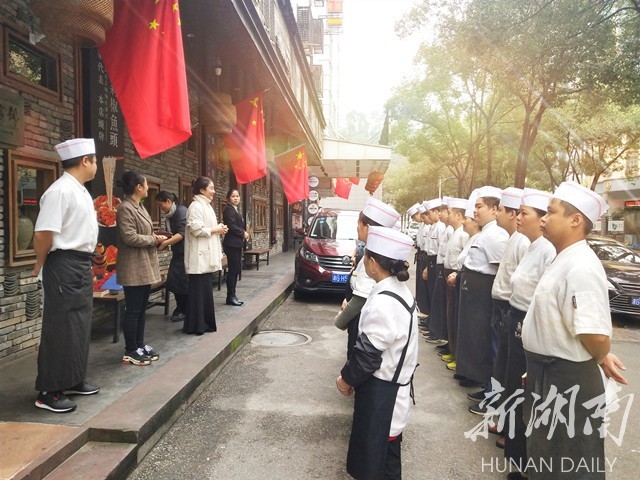 赵晴|服务员热心送餐，一家人千里致谢