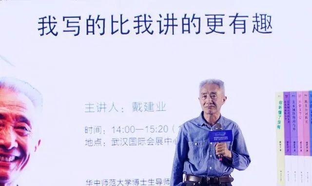 语文|华师大64岁大学教授被500万人追捧，被儿子怼：教语文的是白痴