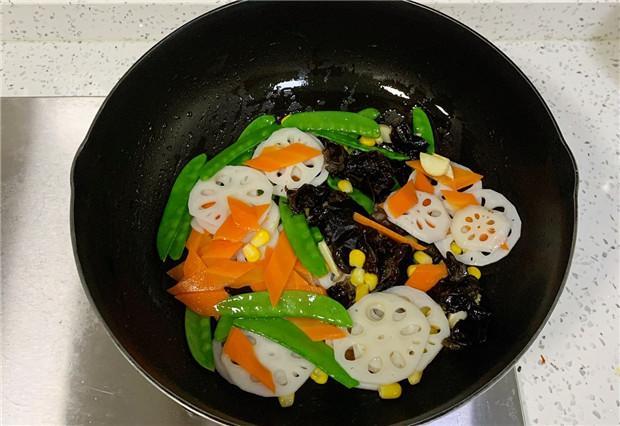 老婆坐月子没胃口 我用5种蔬菜做份小炒 出锅后她连吃两碗饭 爱德餐饮资讯网