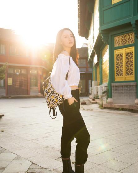 苏小玎|恋情实锤？董璇苏小玎晒男女友视角美照，背景过于雷同疑同一地点