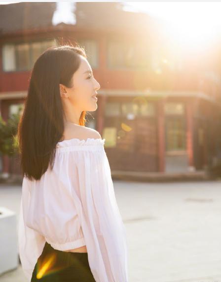 苏小玎|恋情实锤？董璇苏小玎晒男女友视角美照，背景过于雷同疑同一地点