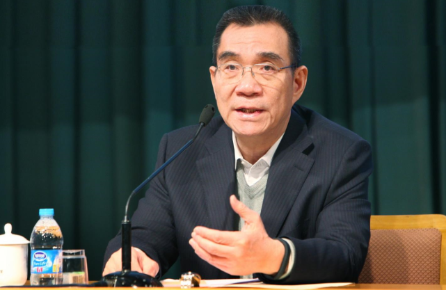 1971年,林正义考入台湾大学,并且接受新兵训练,军训还没有结束,林正义