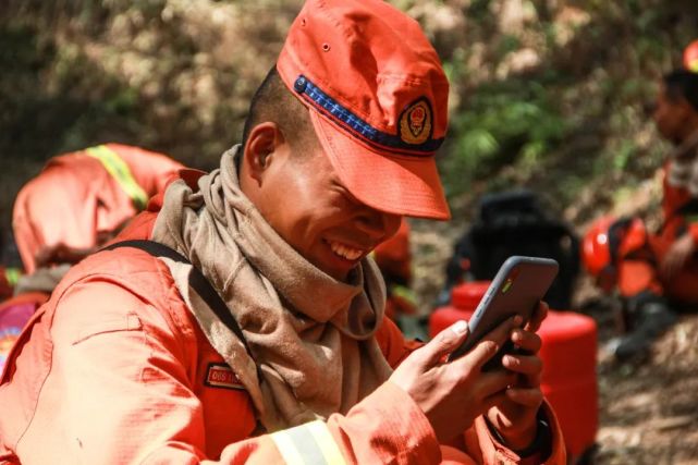 图|《喜报》云南总队特勤大队沈勇摄图|《微光》云南总队迪庆大队彭光