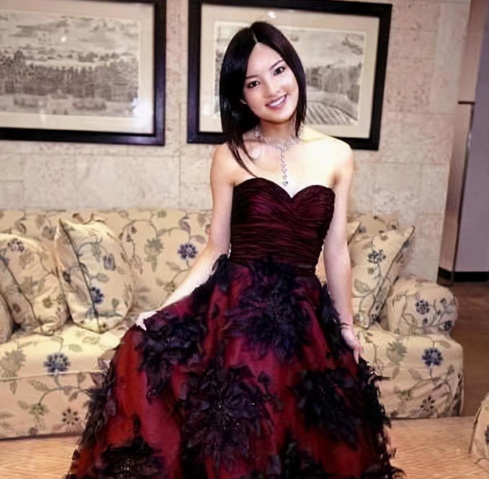 名媛陈晓丹罕见现身黑长直穿黑裙为好友庆生彰显公主气质