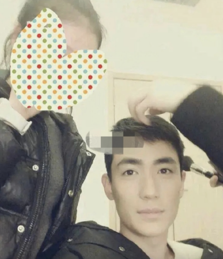 朱一龙|朱一龙被粉丝脱粉回踩晒私照：拉手搂着拥抱，还一起亲密吃饭合影