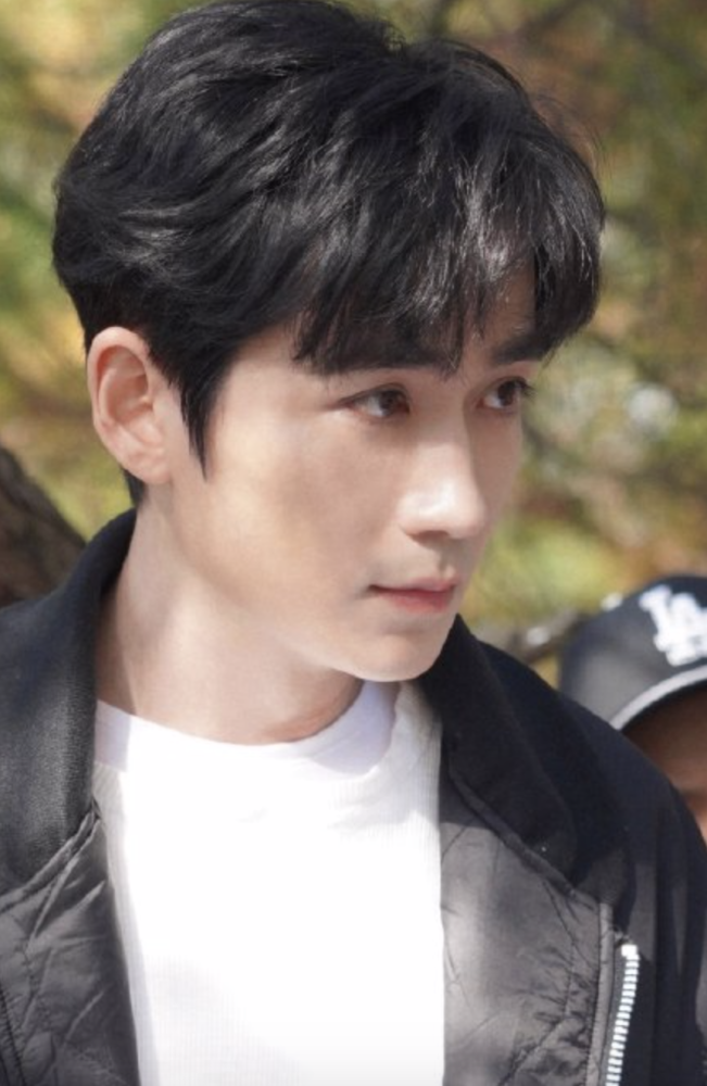 朱一龙|朱一龙被粉丝脱粉回踩晒私照：拉手搂着拥抱，还一起亲密吃饭合影