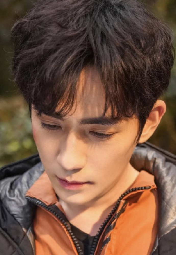 朱一龙|朱一龙被粉丝脱粉回踩晒私照：拉手搂着拥抱，还一起亲密吃饭合影