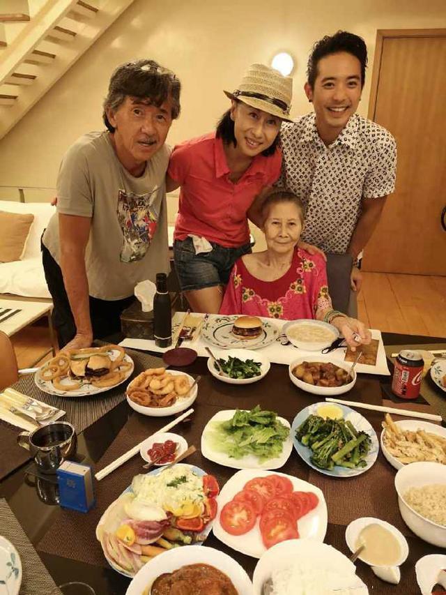 叶倩文|叶倩文为林子祥庆73岁生，与35岁继子亲密似姐弟，下厨做一桌素菜